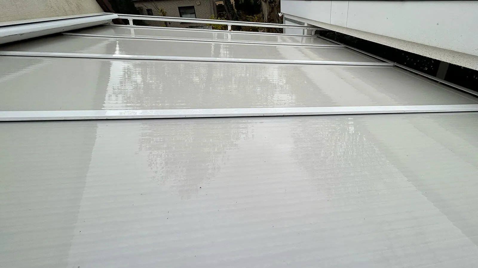 Fensterputzer in Hamburg sorgt für streifenfreie Fenster
